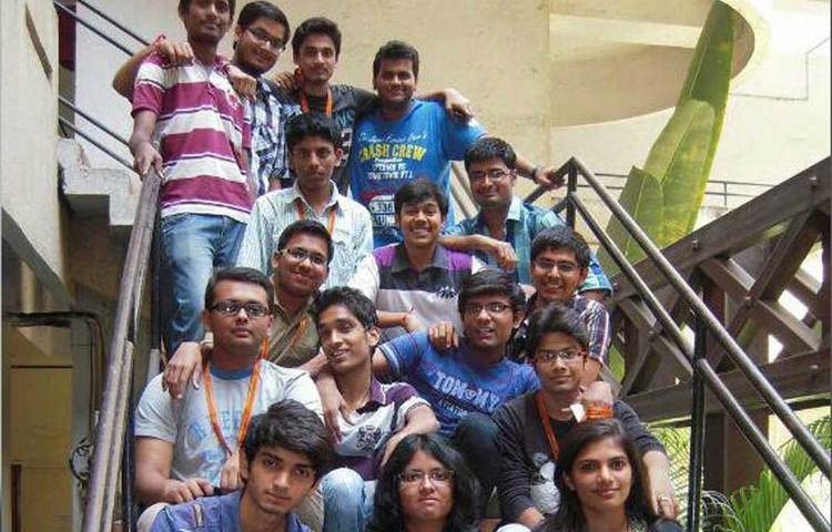 রিসার্চ অ্যাসিস্ট্যান্ট হিসাবে ইউনিভার্সিটি অফ ভার্জিনিয়ায় যোগ দেন ২৪ বছরের জয়কুমার। একসময়ে যাদের মাসের শেষে হাতে ১০ টাকা পড়ে থাকত, আজ তারই মাসিক স্টাইপেন্ড ২০০০ ডলার যা ভারতীয় মুদ্রায় ১ লাখ ৪৩ হাজার টাকার কিছু বেশি।