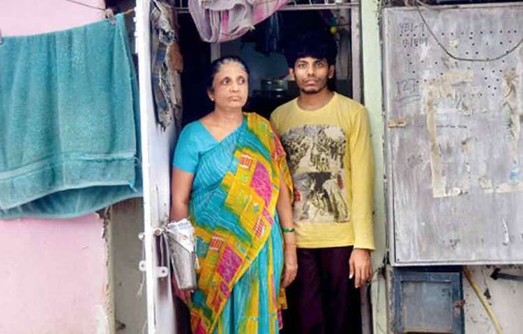 মুম্বাইয়ের কুরলা বস্তিতে তারা থাকতেন। শ্বশুর বাড়ির লোকেরা নলিনীকে বার করে দিয়েছিলেন। ছেলেকে সঙ্গে নিয়ে তিনি ঠাঁই নেন ওই বস্তিতে। ২০০৩ সাল থেকে তাদের অবস্থা আরও খারাপ হয়ে যায়। নলিনীর মা একটা চাকরি করতেন। মেয়েকে তিনি অর্থ সাহায্যও করতেন। কিন্তু ২০০৩ সালে অসুস্থতার জন্য তাকে চাকরি ছাড়তে হয়।