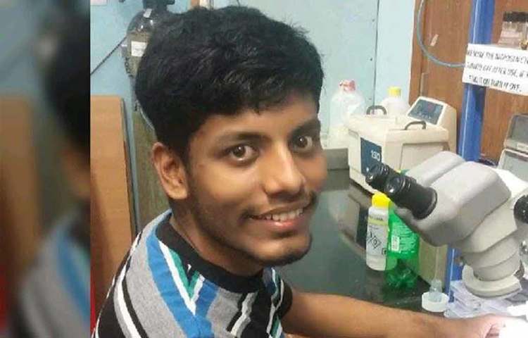 দরিদ্রতার প্রভাব যাতে ছেলের পড়াশোনার উপরে না পড়ে তার জন্য মা নলিনী অনেক কিছু করেছেন। যখন যা কাজ পেয়েছেন তা করেছেন। কখনও সিঙ্গারা, পাউরুটি খেয়ে দিন কাটিয়েছেন।