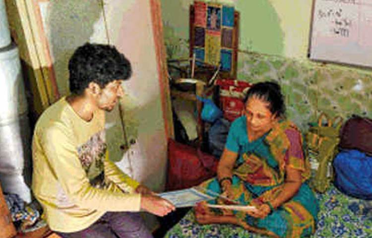 এত কষ্ট হলেও হাল ছাড়েননি জয়কুমার মন শক্ত করে রেখেছিলেন তার মা-ও। স্কুলে মাইনে দিতে না পারায় স্কুল কর্তৃপক্ষ একবার নলিনীকে জানিয়েছিলেন তার ছেলেকে গাড়ি চালানো শিখতে বলেছিলেন। টাকা না থাকলে পড়াশোনা হয় না।