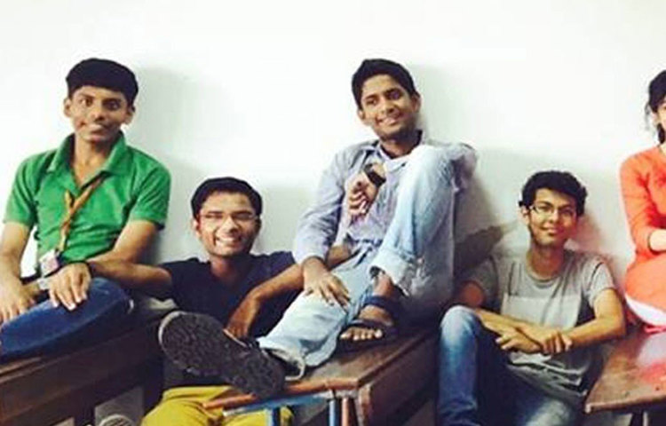 এরপর একটি স্বেচ্ছাসেবী সংস্থা মেসকো-র সঙ্গে যোগাযোগ হয় নলিনীর। তারাই স্কুলে বাকি থাকা মাইনের অনেকটা পরিশোধ করে দেয়। কলেজে পড়ার সময় সুদ ছাড়া ঋণও দেয় জয়কুমারকে।