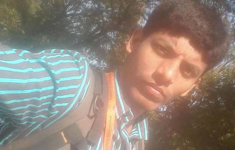 কিন্তু কারও সাহায্যে নির্ভরশীল হয়ে থাকা পছন্দ ছিল না তার। স্থানীয় একটা টিভি মেরামতির দোকানে কাজ শুরু করেন। মাসে ৪০০০ টাকা মাইনে পেতেন তিনি। পাশাপাশি স্থানীয় পড়ুয়াদের টিউশন দিতেও শুরু করেন।