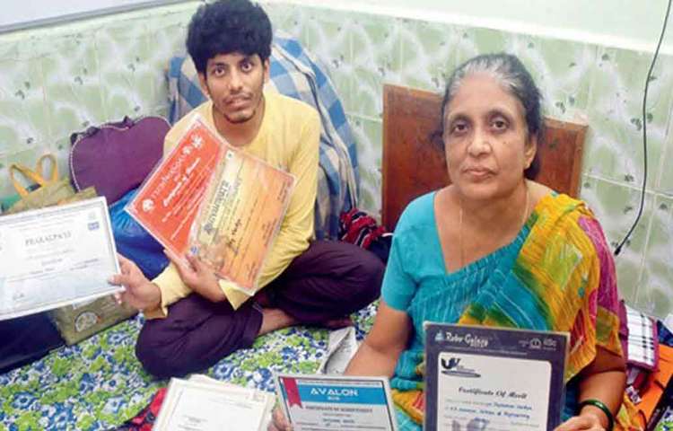 কঠোর পরিশ্রম আর অধ্যাবসায়ের জোরে কেজে সোমাইয়া কলেজ অব ইঞ্জিনিয়ারিং থেকে ইলেকট্রিক্যালে স্নাতক হন। রোবোটিকসে তিনটে জাতীয় এবং চারটে রাজ্যস্তরের পুরস্কারও পান জয়কুমার।