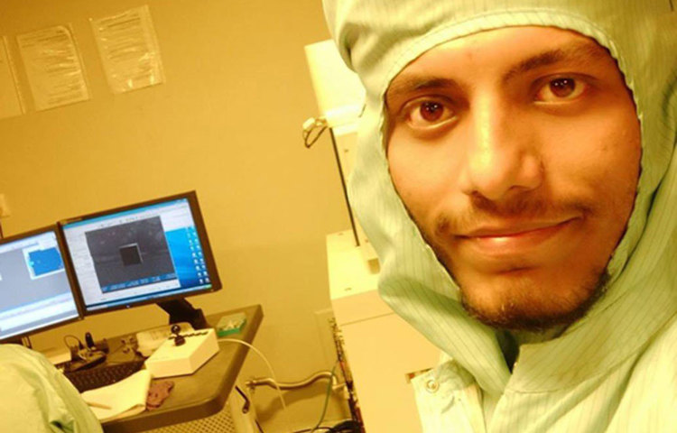 দু’মাসের মাইনে জমিয়েই প্রথম নিজের বাড়ির জন্য একটা এসি কেনে। জিআরই আর টিওইএফএল পরীক্ষার জন্য ফর্মপূরণ করেন। ফর্মের জন্য অনেকটা টাকা খরচ হয়ে যায়। সেই ঘাটতি মেটাতে এবার অনলাইন টিউশন শুরু করেন জয়কুমার।