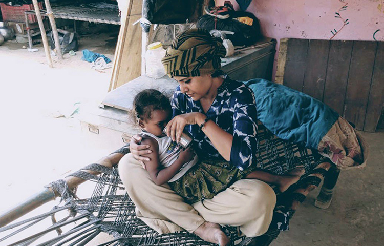 তার বোন একটি ছেলেকে ভালোবেসেছিলেন, কিন্তু বাবা-মা কিছুতেই তা মানতে চাইছিলেন না। আঁচলই মধ্যস্থতা করে, খরচ করে বিয়ে দেন বোনের। দিনগুলো খুব আনন্দেই কাটছিল তার।