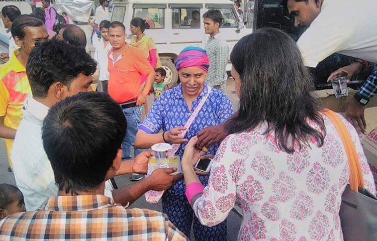 বিয়েটা আঁচলেরও ভালো হয়নি। বাবা-মা এক প্রকার জোর করেই বিয়ে দিয়েছিলেন তার। কিন্তু পর দিন থেকেই মানসিক এবং শারীরিক নির্যাতনের শিকার হন তিনি। তিন মাসের মধ্যে শ্বশুর বাড়ি ছেড়ে চলে আসেন। এটাই শেষ নয়, জীবনের প্রতিটা মোড়ে আঁচলকে হোঁচট খেতে হয়েছে, প্রতিটা মোড়ে তাকে আরও বেশি মনের জোর নিয়ে লড়ে যেতে হয়েছে।