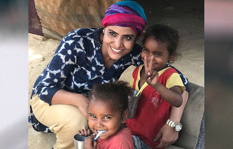 মারণ রোগ শক্ত কামড় বসিয়ে দিল তার জীবনে। কিন্তু সেটাও নড়াতে পারেনি তাকে। নিজের কথা না ভেবে বস্তির শিশুদের মুখে খাবার তুলে চলেছেন তিনি। ওই শিশুগুলোর ‘সুপারহিরো’ আঁচল।