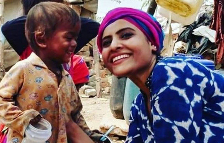 ভারতের দিল্লির রংপুরীর একটি নিম্ন মধ্যবিত্ত পরিবারে আঁচল শর্মার জন্ম। বাবা-মা আর তিন ভাইবোন তারা। বাবা ছিলেন একজন অটোচালক। অন্যের কথায় প্রভাবিত হয়ে উপার্জনের সমস্ত টাকা একটি গাড়ি কিনতে খরচ করে ফেলেন। কিন্তু গাড়ির ব্যবসায় লাভের মুখ দেখেননি তিনি। এ দিকে অটো চালানোর কাজটাও চলে যায়।