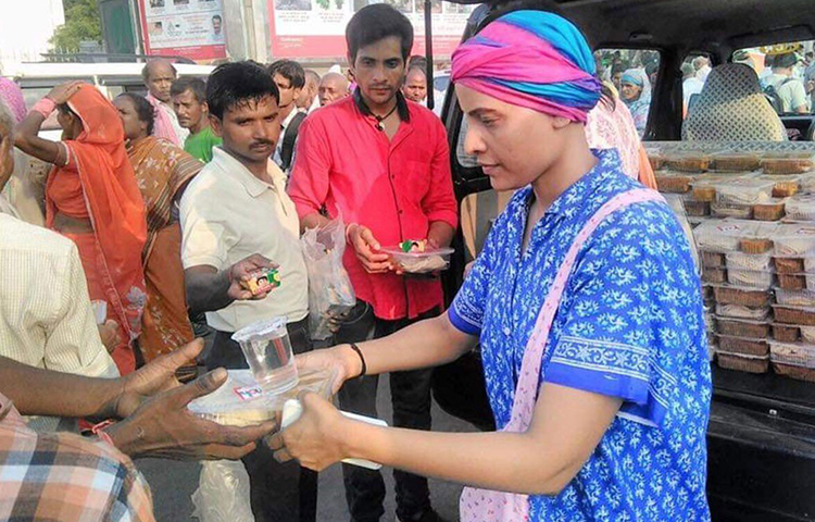 হতাশ হয়ে মদের নেশায় বুঁদ হয়ে যান তিনি। দারিদ্র থাকলেও সংসারে শান্তি ছিল। বাবার কাজ হারানোর পর থেকে সেই শান্তিটুকুও নষ্ট হয়ে যায়। রোজ মদ্যপ অবস্থায় বাড়ি ফিরে আঁচলের মাকে বেধড়ক মারধর করতেন তিনি।