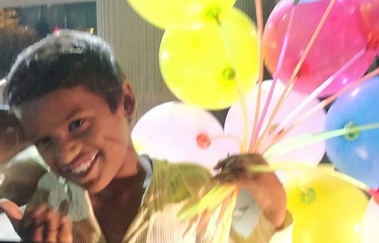 তিন সন্তানের মুখের দিকে তাকিয়ে বাধ্য হয়েই একটি কারখানায় শ্রমিকের কাজ নেন আঁচলের মা। সারাদিন পরিশ্রমের পর সামান্য বেশি রোজগারের জন্য দিনের পর দিন অতিরিক্ত সময়েও কাজ করেছেন। কিন্তু সে কাজও বেশি দিন টেকেনি।