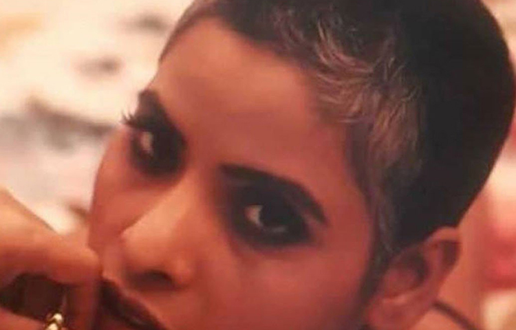 বাড়িতে খাবার থাকত না সে সময়। দিনের পর দিন অনাহারেই কাটিয়েছেন আঁচলরা। কখনো কখনো একটি বা দুটো রুটি মরিচের গুঁড়ো দিয়ে রোল করে খেয়ে নিতে হয়েছিল তাদের। সেটাই তখন তাদের কাছে এলাহি খাবার।