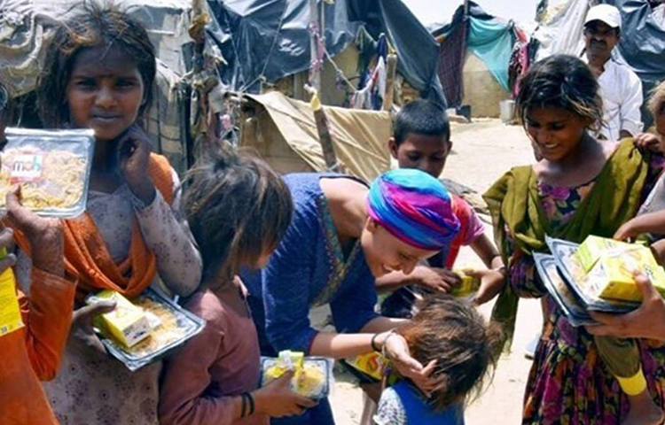 আঁচল তখন অষ্টম শ্রেণিতে পড়েন আর তার দাদা নবম শ্রেণিতে। মাইনে দিতে না পেরে দু’জনকেই স্কুল ছাড়তে হয়। দাদা কাছের একটি মোটর গ্যারেজে কাজ শুরু করেন। আঁচলও একটি সংস্থার রিসেপশনিস্টের কাজ পান। অনেকটা উন্নতি হয় পারিবারিক পরিস্থিতির।