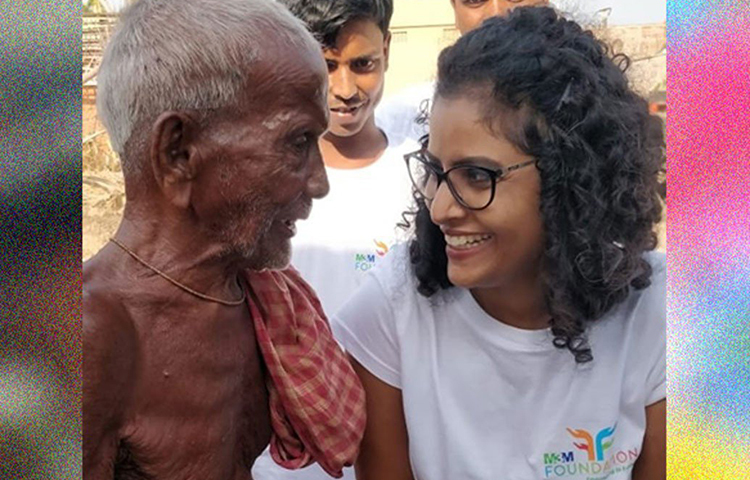 এমনকি ইংরেজি বলাটাও খুব সুন্দর রপ্ত করে নিয়েছিলেন। নিজের চেষ্টায় ক্রমে ক্যরিয়ারের গ্রাফ উপরে তুলেছেন। প্রমোশান পেয়েছেন, এমনকি একটি ফ্ল্যাটও কিনেছেন নিজের উপার্জনে। অত্যন্ত লড়াকু এই মেয়েটা কখনো নিজের দুঃখ-কষ্ট নিয়ে বিলাপ করেননি।