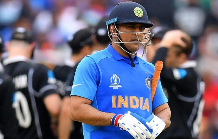 চলতি বছরের আইসিসি বিশ্বকাপ থেকে ছন্দে নেই ধোনি। বিশ্বকাপে তেমন সাড়া জাগানো ইনিংস খেলতে পারেননি। এমনকি বিশ্বের অন্যতম সেরা ‘ফিনিশার’-এর অবসর নিয়েও শুরু হয়েছে জল্পনা। তার বদলে টিমে ঋষভ পান্থকে টিম ইন্ডিয়ায় দেখতে চান অনেকেই।