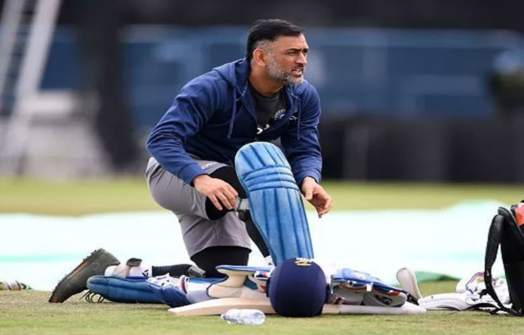 বিরাট কোহলির নেতৃত্বে আইসিসি বিশ্বকাপের সেমিফাইনালে উঠলেও নিউজিল্যান্ডের বিরুদ্ধে হেরেছিল ভারত। এরপর থেকেই তার অবসরের জল্পনা নিয়ে যেন দু’ভাগ হয়ে গিয়েছেন ফ্যান এবং প্রাক্তনেরা। বহু সেলিব্রিটিরা তার সপক্ষে মুখ খুললেও ধোনির অবসর নিয়ে এতটা আলোচনা বোধহয় আগে কখনো হয়নি।