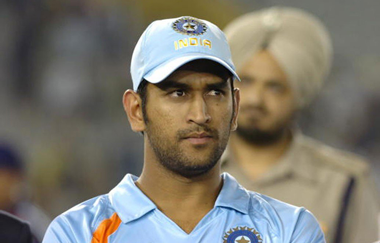 ২০০৭ সালের বিশ্বকাপে গ্রুপ পর্যায়ের প্রথম ম্যাচেই বাংলাদেশের মতো তথাকথিত দুর্বল টিমের কাছে ৫ উইকেটে হেরে যায় ভারত। এরপর বারমুডাকে হারালেও শ্রীলঙ্কার কাছে ৬৯ রানে হেরে সেবার প্রথম রাউন্ডেই বিদায় নেয় দ্রাবিড়ের টিম। সেই রোষে ক্ষিপ্ত ঝাড়খন্ড মুক্তিমোর্চার সমর্থকদের একাংশ পাথর ছোড়ে ধোনির বাড়িতে।