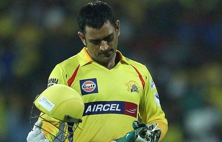 গড়াপেটায় ধোনির নাম না জড়ালেও চেন্নাইয়ের জন্য দুঃসংবাদ বয়ে এনেছিল লোঢা কমিশন। স্পট ফিক্সিং-কাণ্ডে সুপ্রিম কোর্টের নিযুক্ত ওই কমিশন আইপিএল থেকে দু’বছরের জন্য নির্বাসনে পাঠিয়ে দেয় চেন্নাইকে।এরপর রাইজিং পুণে সুপারজায়ান্টের হয়ে দু’বছর খেলেন ধোনি।