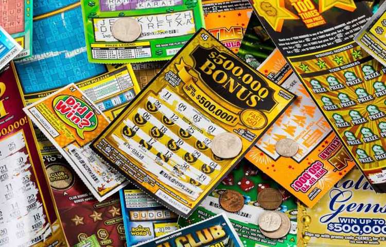 ২৫ বছর ধরে ঘরকন্না করছেন। হঠাৎ কোনো কারণ ছাড়াই ডিভোর্স দিয়ে দিলেন স্ত্রী। স্বামী তো একেবারে হতবাক! কারণ খুঁজতে আমেরিকার টমাস রোসির বছর দুয়েক সময় লেগেছিল। ১৯৯৯ সালে টমাস জানতে পারেন, তার স্ত্রী ডেনিস ডিভোর্সের ১১ দিন আগেই ১৩ লাখ ডলারের লটারি জিতেছিলেন।