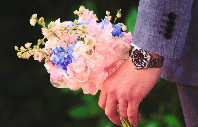 হাজব্যান্ড বেশি কেয়ারিং হলেও ডিভোর্স হতে পারে! এমনটাই করেছেন আমিরশাহির এক মহিলা। গত মাসে খালিজ টাইমস জানিয়েছে, ওই মহিলার অভিযোগ, স্বামী বড্ড কেয়ারিং। সর্বদা খেয়াল রাখা, সংসারের কাজকর্ম করা তো বটেই, তার সাতখুন মাফ। এত রোমান্টিক যে তা অসহ্য! ঝগড়া করতে না পেরেই নাকি ওই ব্যক্তিকে ডিভোর্স দেন মহিলা।