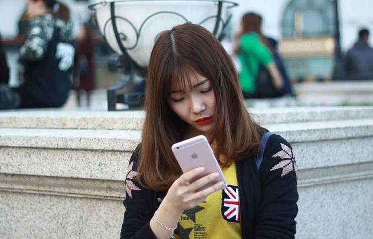 বার বার টেক্সট মেসেজ করলেও তার উত্তর দেননি স্বামী। এমনকি, মেসেজগুলো দেখা সত্ত্বেও তার জবাব দেয়ার প্রয়োজন বোধ করেননি। তাতেই রেগে কাঁই তাইওয়ানের এক মহিলা। এরপর আর স্বামীর সঙ্গে সম্পর্ক রাখেননি তিনি। ২০১৭ সালের ওই ঘটনাটি প্রকাশিত হয়েছিল বিবিসির ওয়েবসাইটে।