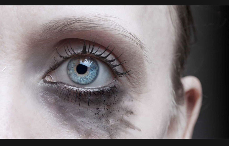 ২০১৬ সালের জুলাই। বিয়ের মাত্র কয়েক সপ্তাহ পেরিয়েছে। দুবাইয়ের সি-বিচে বেড়াতে গিয়েছিলেন এক দম্পতি। সেখান থেকে ফিরেই তাদের ডিভোর্স হয়েছিল। কেন? স্বামীর দাবি, সমুদ্রস্নানের পর ধুয়েমুছে সাফ হয়ে গিয়েছিল তার স্ত্রীর মেকআপ আর ফেক আইল্যাশ। এবং সেই প্রথম স্ত্রীকে মেকআপহীন অবস্থায় দেখেছিলেন তিনি।