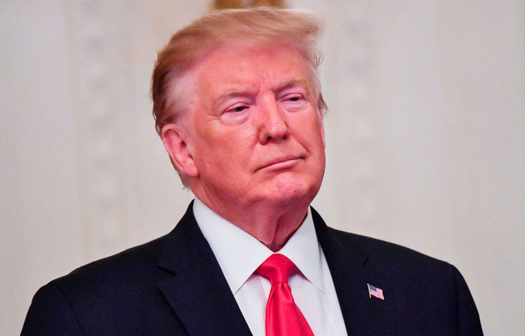 ২২ বছরের সুখী দাম্পত্য। তবে হঠাৎই তাতে ছেদ পড়ে। ২০১৭ সালে ৭৩ বছরের গেল ম্যাকরমিক জানতে পারেন, মার্কিন প্রেসিডেন্ট পদের লড়াইতে ডোনাল্ড ট্রাম্পের পক্ষে ভোট দিয়েছেন স্বামী। তার রাজনৈতিক পছন্দ জেনে গেল বলেছিলেন, ‘আমাদের মধ্যে একটা অধ্যায় যেন প্রকাশ্যে এল। মনে হল, এতদিন ধরে যেন নিজেকেই বোকা বানাচ্ছিলাম।’