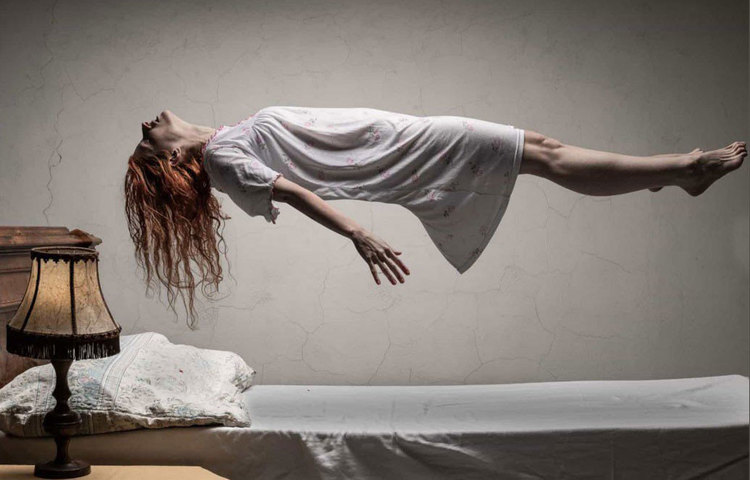 ২০১৭ সালে ইতালির এক ব্যক্তি ডিভোর্সের মামলা করেন। আদালতে তিনি জানিয়েছিলেন, তার স্ত্রীকে শূন্যে ভেসে থাকতে দেখেছেন। বছর দশেক ধরেই নাকি নানা অদ্ভুত আচরণ করছেন তার স্ত্রী। ওই ব্যক্তির দাবি, ‘অশুভ শক্তি’ তার স্ত্রীর মধ্যে বাসা বেঁধেছে। তবে তাদের ডিভোর্স হলেও ওই মহিলাকে কোনোভাবেই দায়ী করেনি মিলানের কোর্ট।