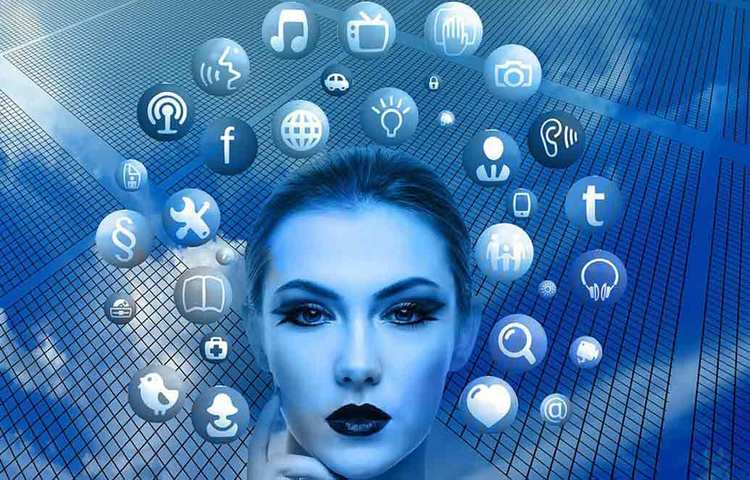 সোশ্যাল মিডিয়ায় বিয়ের ছবি পোস্ট করলেও কি ডিভোর্স হতে পারে? এমনটাই হয়েছিল সৌদি আরবে। ২০১৬ সালে সে ঘটনা সংবাদমাধ্যমে প্রকাশিতও হয়েছিল। বিয়ের ছবি সোশ্যাল মিডিয়ার তুলে দেয়ার পরই ডিভোর্স হয় এক মহিলার। তার ভাই জানিয়েছিলেন, বিয়ের আগেই নাকি শর্ত ছিল, দম্পতির কোনো ছবি সোশ্যাল মিডিয়ায় প্রকাশ করা যাবে না।