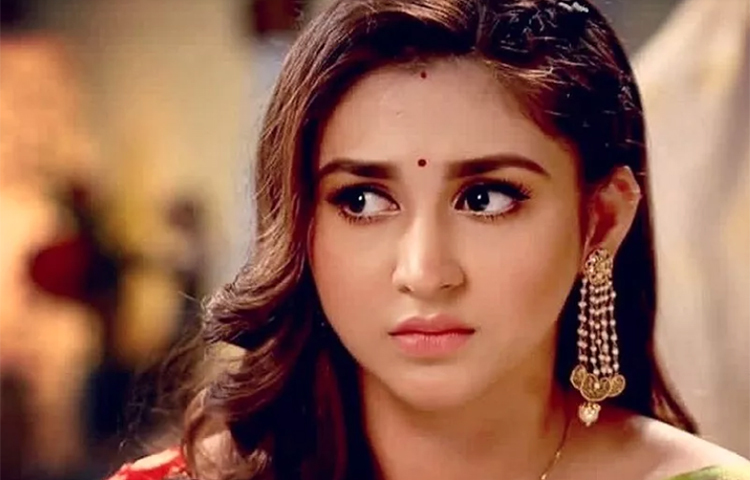 প্রতিদিন এই রূপে পর্দায় ‘দুষ্টু’ চরিত্রের ঐন্দ্রিলাকে দেখা যেত। কখনও কী ভেবেছেন এমন ঘরে বৌমাকেও দেখা যাবে সাহসী পোশাকে!