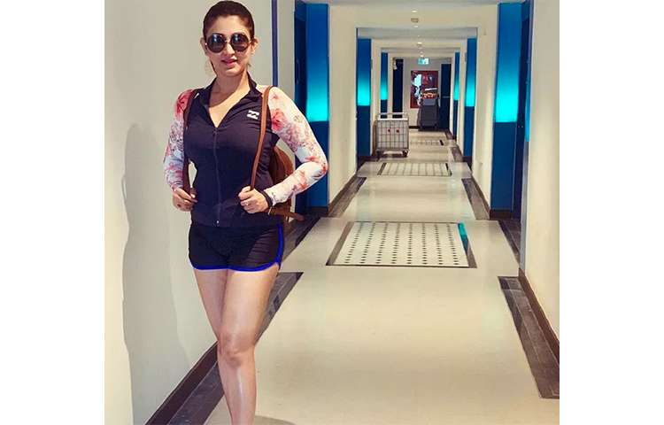 ছিপছিপে শরীরে দুর্দান্ত আবেদনময়ী ঐন্দ্রিলা। রূপেই অনেককে ঘায়েল করেছেন এই নায়িকা। অভিনয়ও ভীষণ ভালো করেন। রূপে-গুণে জনপ্রিয়তা অর্জন করেছেন তিনি।