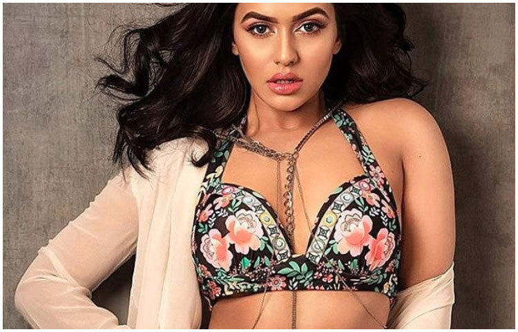 সাহসী ফটোশুটে ফারিয়া।