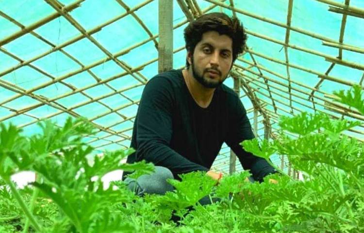 সাধারণত চাষি বলতে যে ছবি আমাদের চোখের সামনে ভেসে ওঠে তা এরকম নয়। এ কৃষক টি-শার্ট,  ট্রাউজার আর স্নিকার পরা। একারণে তাকে মোটেই চাষির আওতায় ফেলা যায় না। কিন্তু বাস্তবে তিনি চাষিই। ইঞ্জিনিয়ারিং পাশ করে পাওয়া চাকরি ছেড়ে চাষ করে তিনি কত আয় করছেন ৪০ হাজার রুপি!