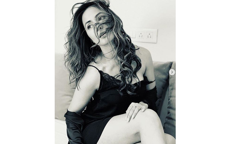 এমন ছবি প্রকাশ করার পর ভাইরাল হয়েছেন হিনা খান।