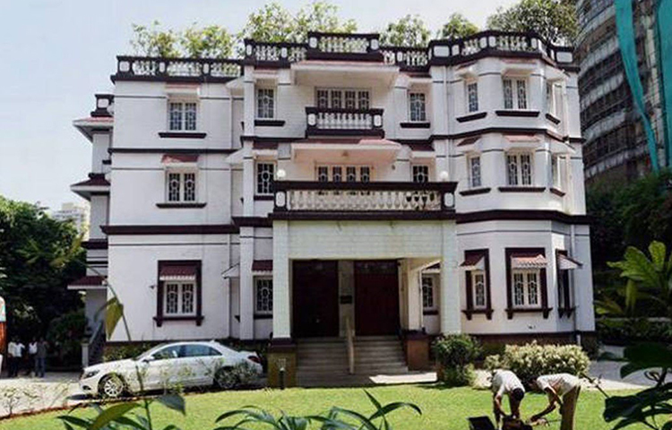 প্রায় ৩ হাজার বর্গ ফুট এলাকা জুড়ে দাঁড়িয়ে রয়েছে বাংলোটি। আর আশেপাশের বাগান মিলিয়ে মোট জায়গা ২৮ হাজার বর্গ ফুট! বাংলোর প্রায় সব ঘর থেকেই সমুদ্রের শোভা দেখা যায়।