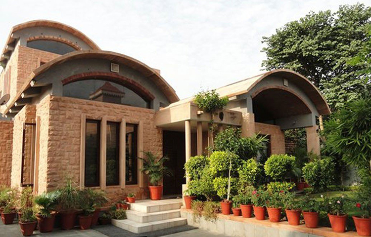 তাক লাগানো সব বাংলো বিপুল দামে কেনার সুবাদে আরব সাগরের তীরের এই শহরে অবশ্য আগেও শিরোনামে এসেছে।