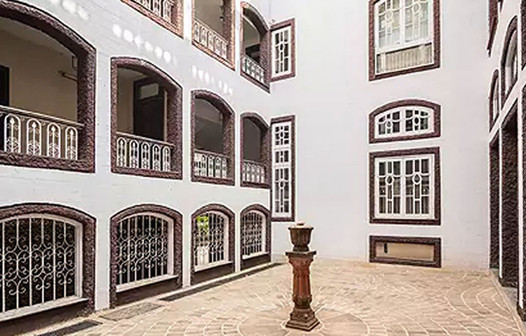 যেমন, এই মালাবার হিলেই ২০১১ সালে ৪০০ কোটি টাকায় নিলাম হয়েছিল মাহেশ্বরী হাউস। যা কিনেছিলেন শিল্পপতি সজ্জন জিন্দল। কুমারমঙ্গলমের নতুন ঠিকানার আগে পর্যন্ত এটাই ছিল ভারতে সব থেকে বেশি দামে বিক্রি হওয়া বাংলো।