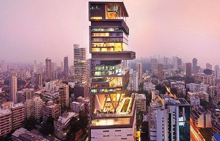 বিশ্বের সবচেয়ে দামি বাড়ি অবশ্য মুকেশ অম্বানীর অ্যান্টিলিয়া। তবে এই বাড়ি আম্বানী কেনেননি, নিজে বানিয়েছিলেন। তাই বিক্রি হওয়া বাড়ির তালিকায় এই বাংলোটিই সবচেয়ে দামি।