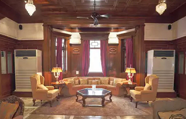 ব্যক্তিগত ব্যবহারের জন্যই জাটিয়া হাউস তিনি কিনে নিয়েছিলেন। তার আগে এই বাংলোয় থাকতেন পুদুমজি ইন্ডাস্ট্রির মালিক জাটিয়া পরিবার। মায়ানমার থেকে এ দেশের আসার পর ১৯৭০ সালে এম সি ভকিলের কাছ থেকে এই বাংলোটি কিনে নিয়েছিল জাটিয়া গোষ্ঠী।