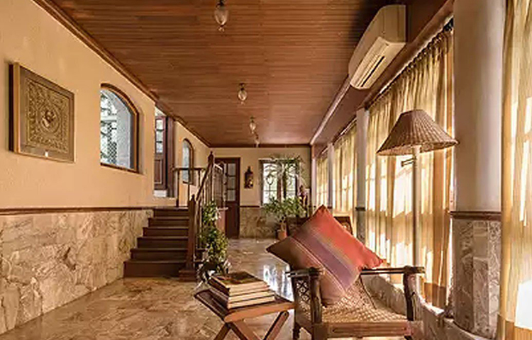 ২০১৫ সালে বিড়লার কর্ণধার কুমারমঙ্গলমের কাছে হাতবদল হওয়ার আগে পর্যন্ত সেখানে জাটিয়াদের দুই ভাই অরুণ ও শ্যাম পরিবার নিয়ে থাকতেন।