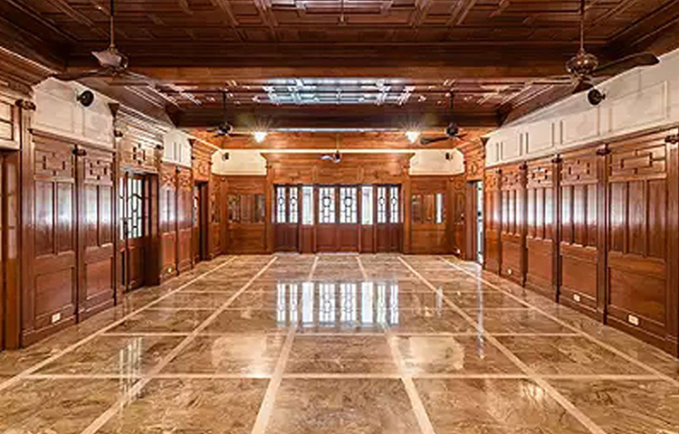 কিন্তু শ্যাম জাটিয়ার তিন মেয়ে এবং অরুণ জাটিয়ার দুই মেয়ে অক ছেলে। পরিবারের মোট পাঁচ মেয়ের বিয়ে হয়ে যাওয়ায় সদস্য সংখ্যা কমতে শুরু করে। তাই এত বড় আকারের বাংলো বিক্রি করে দেওয়ার সিদ্ধান্ত নেন জাটিয়ারা।