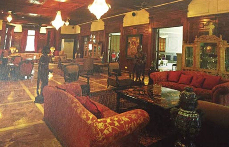 ১৯৫০ সালে তৈরি হয়েছিল এই বাংলো। অনেক পুরনো হওয়ায় বাংলোটার বাইরে কোনো আধুনিকতার ছাপ নেই ঠিকই, তবে বাংলোর বিশাল আকার আর রাজকীয় আসবাবপত্র এর রূপ বাড়িয়ে তুলেছে, বাংলোটির একটা আলাদা আভিজাত্য গড়ে দিয়েছে।