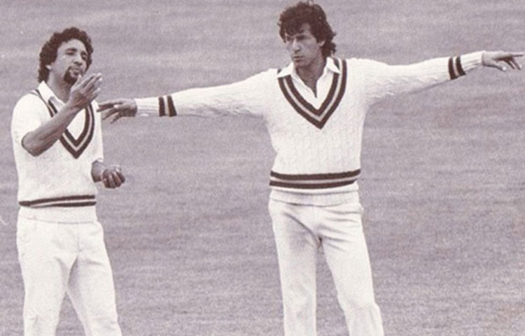 একটা সময় একদিনের ক্রিকেটে তেমন সুবিধা পেতেন না লেগ স্পিনাররা। এরপরই আবদুল কাদিরের আগমন। বলা ভাল ইমরান খানই তাকে নিয়ে এসেছিলেন। তারপর ইমরান খানের দলের হয়ে একের পর এক দুরন্ত পারফরম্যান্স করেছিলেন কাদির।