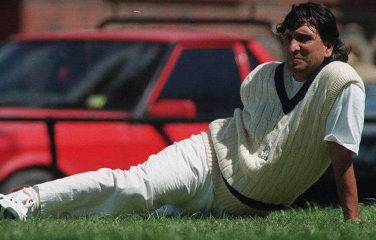 ইমরান খান আরও লিখেছেন, ‘কাদিরের বোলিং পরিসংখ্যান ওর প্রতিভার সঙ্গে সুবিচার করেনি। কাদির আধুনিক ক্রিকেটে ডিআরএস সিস্টেমের তত্ত্বাবধানে থেকে বোলিং করলে আরও সাফল্য পেতে পারত। আধুনিক ক্রিকেটে উইকেট সংগ্রহের নিরিখে ও শেন ওয়ার্নকে টক্কর দিতে পারত।’