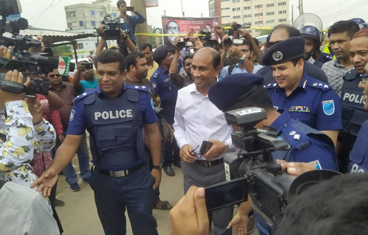 পুলিশ বলছে, বাড়িটিতে বোমা তৈরি করা হয়। সেখানে বোমা ও বোমা তৈরির সরঞ্জাম রয়েছে। বোম্ব ডিস্পোজাল ইউনিট রোবটের মাধ্যমে বাড়িটি পর্যবেক্ষণ শুরু করেছে।