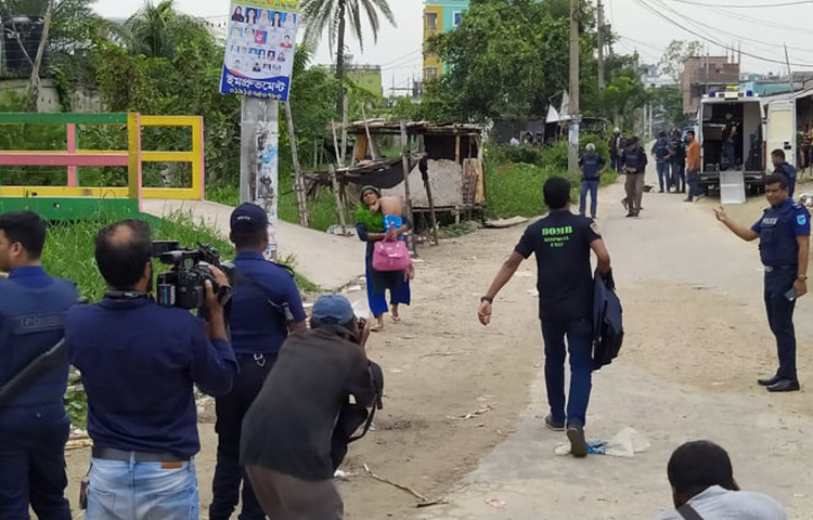 এলাকা ঘিরে রেখেছে পুলিশ।