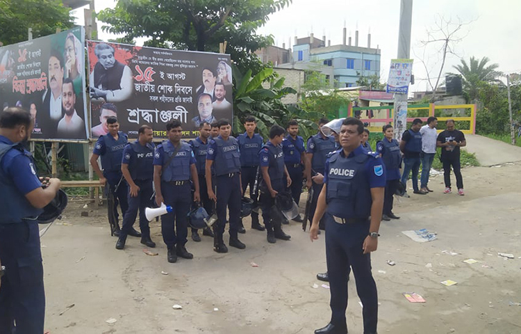 পুলিশের সতর্ক অবস্থান।