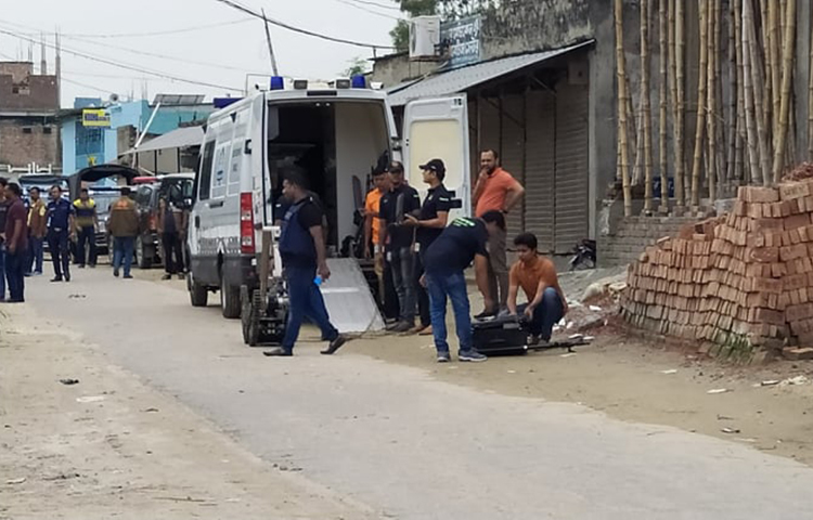 এ সময় ওই বাড়ি থেকে সন্দেহভাজন তিনজনকে আটক করা হয়। তারা হলেন- বাড়ির মালিক ব্যাংক কর্মকর্তা জয়নাল আবেদীনের দুই ছেলে ফরিদ উদ্দীন (২৭) ও জামাল উদ্দীন (২৩) এবং ফরিদ উদ্দীনের স্ত্রী জান্নাতুল ফোয়ারা অনু (২৭)।