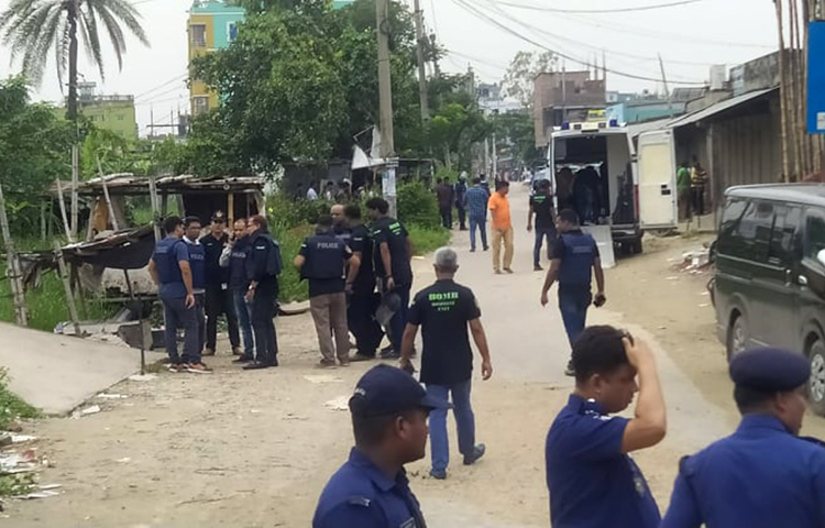 ফতুল্লা মডেল থানা পুলিশের ভারপ্রাপ্ত কর্মকর্তা (ওসি) মোহাম্মদ আসলাম হোসেন জানান, জঙ্গি আস্তানা সন্দেহে ফতুল্লার তক্কার মক্কার মাঠ এলাকার জয়নাল আবেদীনের বাড়ি ঘিরে অভিযান চালাচ্ছে কাউন্টার টেররিজম ইউনিটের সদস্যরা। জেলা পুলিশের সদস্যরা তাদের সহযোগিতা করছে।