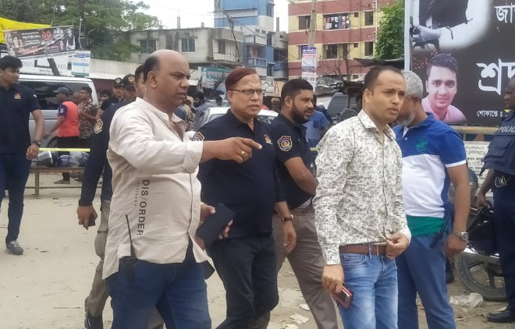 অভিযানে আইন শৃঙ্খলারক্ষাকরী বাহিনী সদস্যদের তৎপরতা।