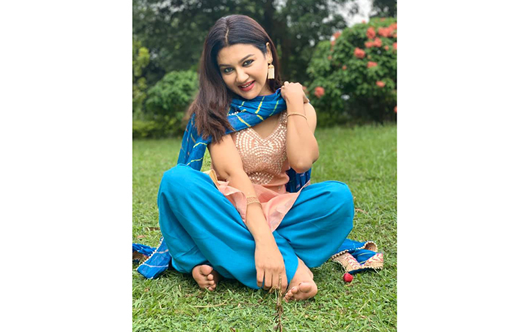 বিস্তীর্ণ সবুজের মাঝে হাস্যোজ্জ্বল জয়া।